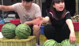 摆摊男网红吃瓜视频,揭秘幕后生活点滴